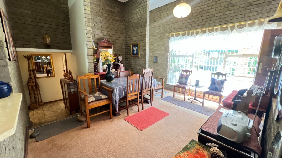 5 Bedroom Property for Sale in Langenhovenpark Free State